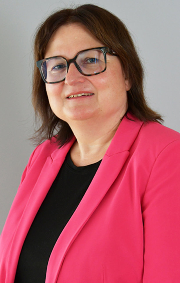 Eine Frau im pinken Sacko