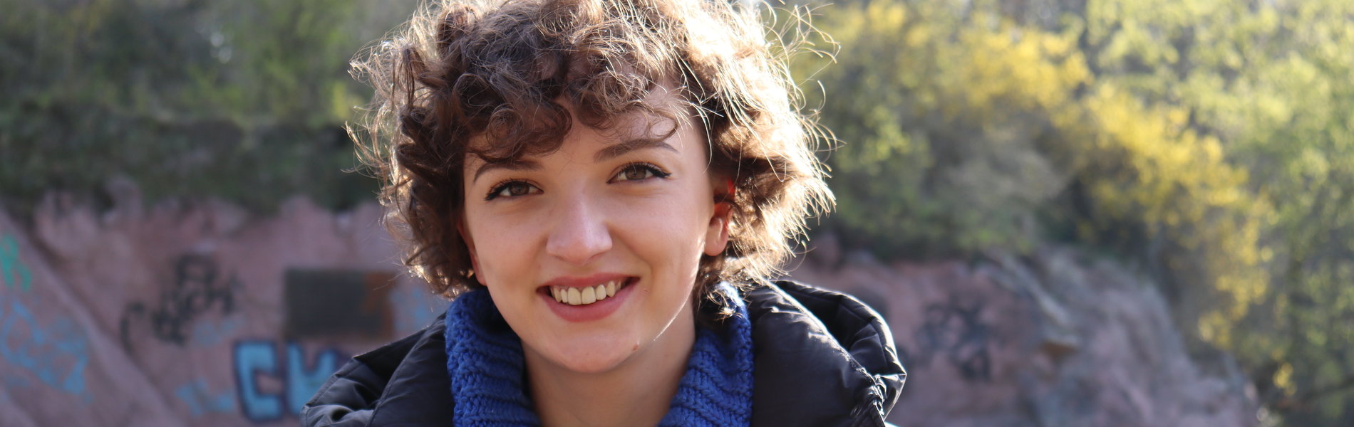Eine junge Frau mit Locken