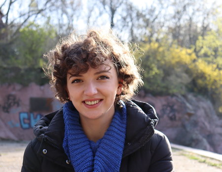 Eine junge Frau mit Locken