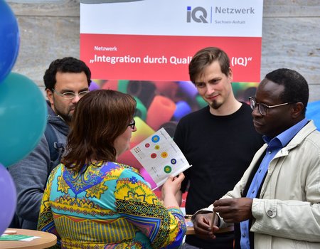 Menschen unterhalten sich auf der Straße.