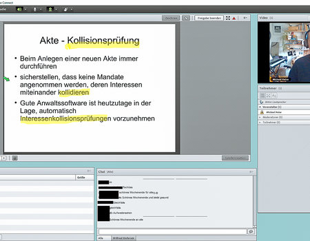 Ein Mann schaut auf seinen PC.