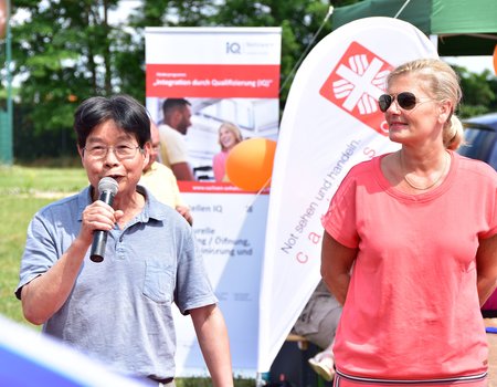 Birke Henning, Abteilungsleiterin im Sozial- und Wohnungsamt der Stadt Magdeburg, Abteilung Zuwanderung und Nguyen Tien Duc, Leiter des Interkulturellen Beratungs- und Begegnungszentrums der Caritas, begrüßen als Veranstaltende die Teilnehmenden.