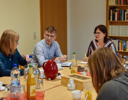 Ein Mann und eine Frau diskutieren.