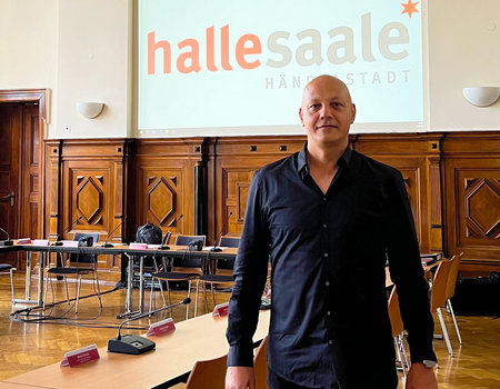 Ein Mann steht in einem großen Saal