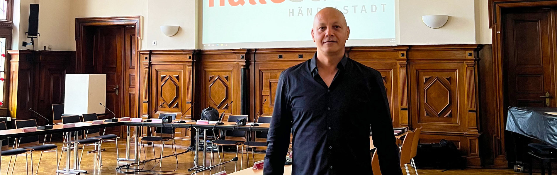 Ein Mann steht in einem großen Saal