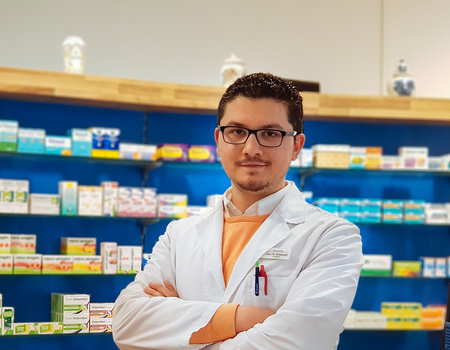 Ein junger Mann aus Syrien steht in einer Apotheke