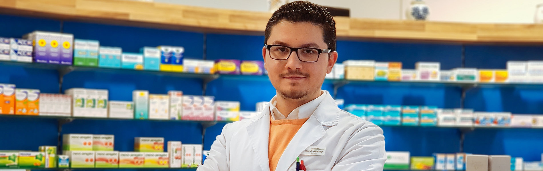 Ein junger Mann aus Syrien steht in einer Apotheke