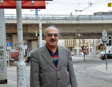 Ein alter Mann steht auf der Straße.