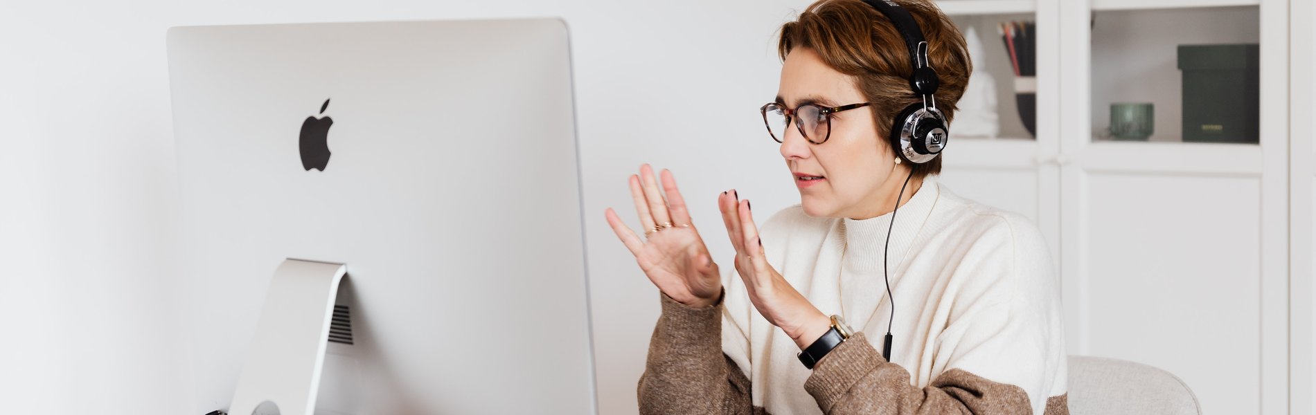 Eine Frau sitz am Computer und hat eine Videokonferenz