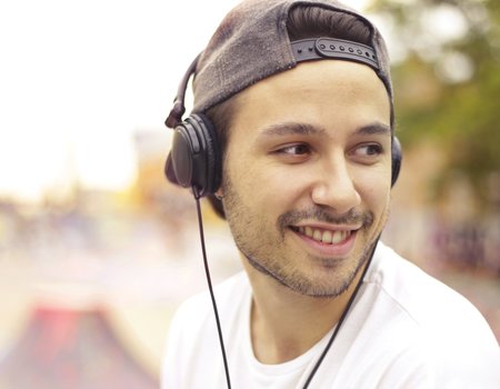 Ein junger Mann mit Kopfhörern