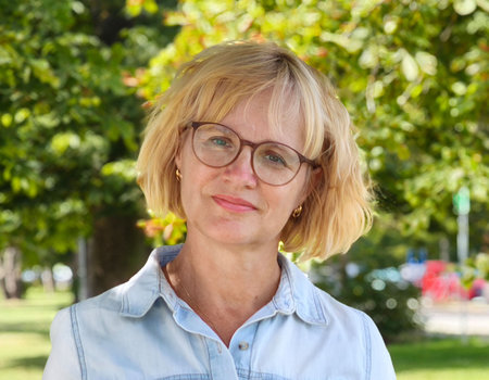 Eine Frau steht in einem Park