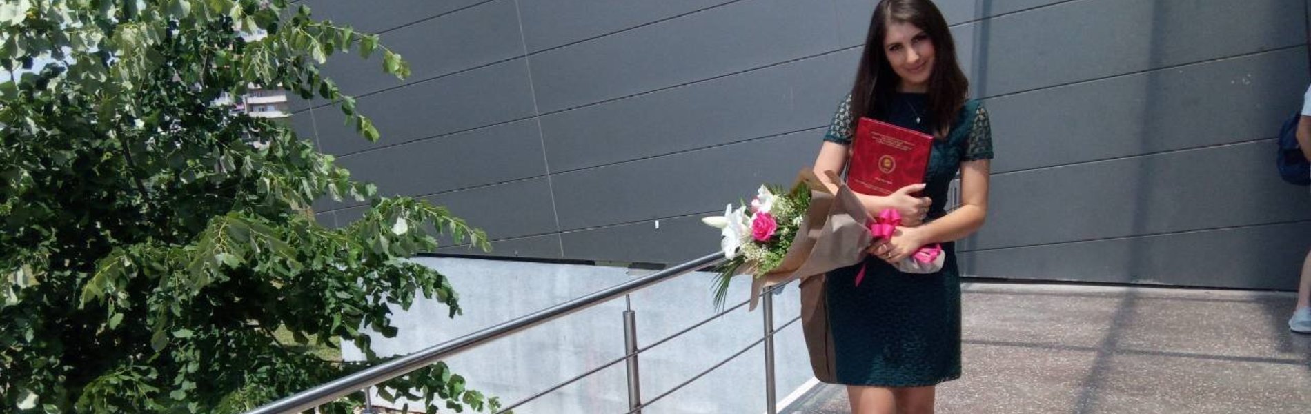 Eine junge Frau mit ihren Abschlusszeugnissen