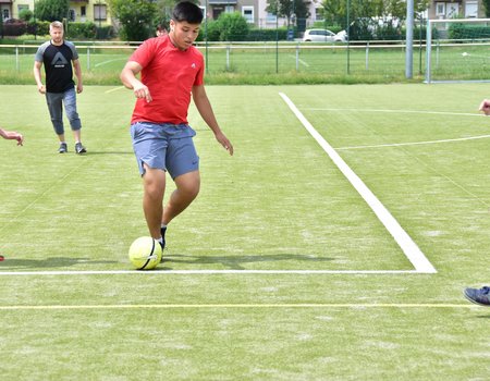 Das Foto zeigt eine Spielsituation. Ein junger Mann drippelt mit dem Ball gekonnt über das Feld.