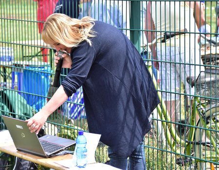 Julia Hansch, Caritasmitarbeiterin im Angebot IQ Netzwerk, ist für die Koordinierung des Turnierablaufes verantwortlich. Hier ruft sie über ihr Notebook gebaugt per Mikro die nächste Spielansetzung aus.