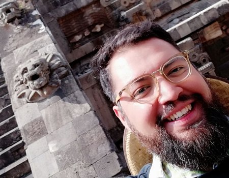 Ein junger Mann mit Vollbart hat ein Selfie vor einer mexikanischen Pyramide gemacht
