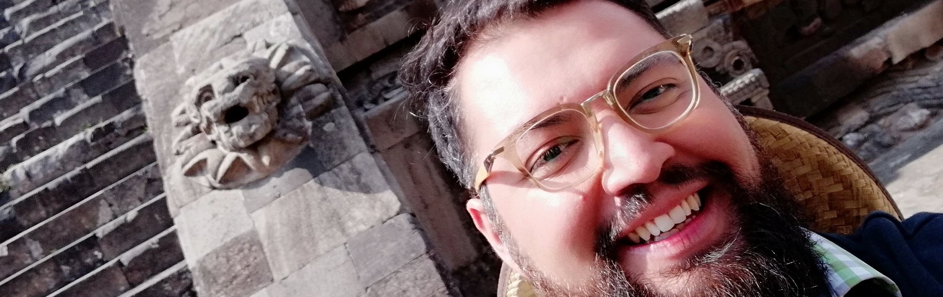 Ein junger Mann mit Vollbart hat ein Selfie vor einer mexikanischen Pyramide gemacht