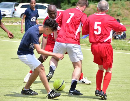 Das Foto zeigt eine Spielsituation. Mehrere Spieler sind in den Kampf um den Ball vertieft.