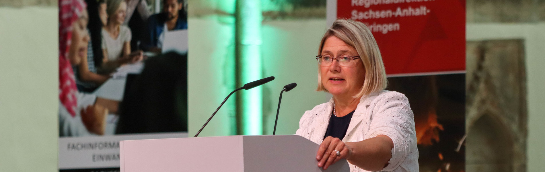 Eine Frau spricht zum Publikumm
