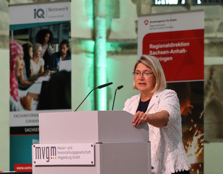 Eine Frau spricht zum Publikumm