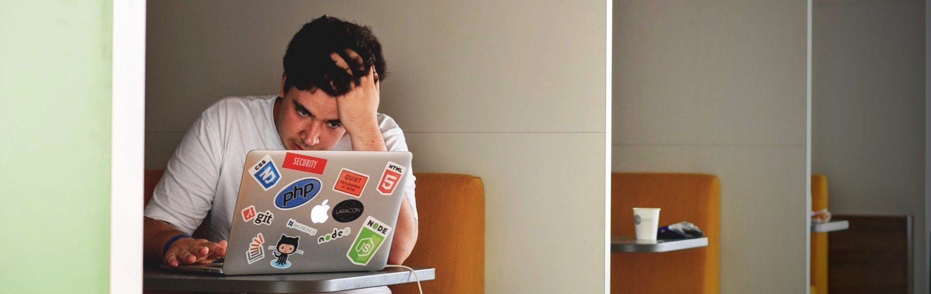 Ein Mann sitzt am Laptop.