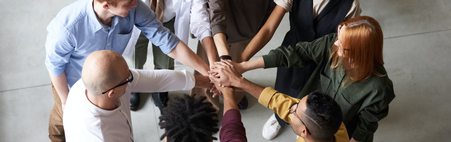 Menschen im Kreis reichen sich die Hände