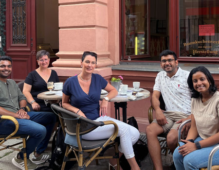 Eine Gruppe Menschen sitzt im Cafe