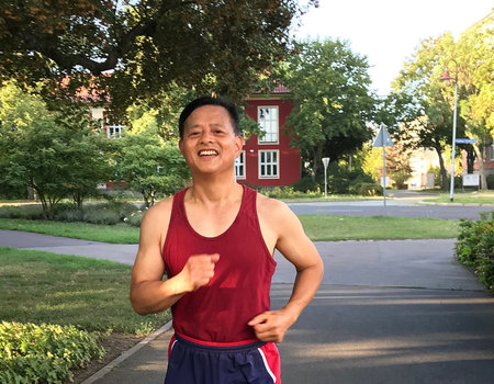 Ein Mann beim Joggen im Park.