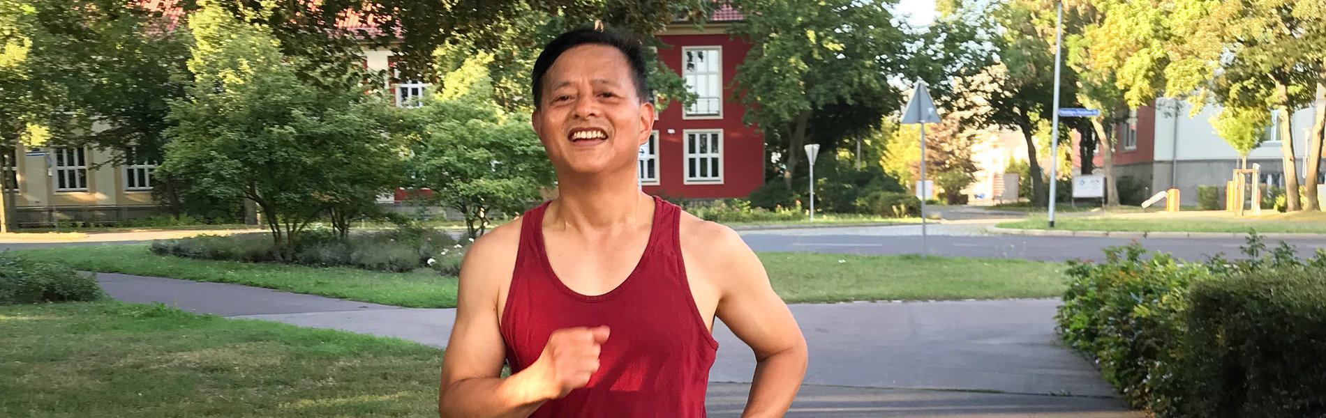 Ein Mann beim Joggen im Park.